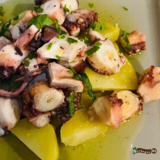 Tra gli antipasti del  𝑴𝒆𝒏𝒖̀ 𝒅𝒊 𝑪𝒂𝒑𝒐𝒅𝒂𝒏𝒏𝒐 di @ristorante_sardegna_85 trovate il 𝐏𝐨𝐥𝐩𝐨 𝐜𝐨𝐧 𝐩𝐚𝐭𝐚𝐭𝐞🐙🥔

La pietanza ideale per iniziare una cena importante😍

Saporita, colorata e con prodotti di ottima qualità vi conquisterà fin dalla prima forchettata😋

Per deliziarvi con tutte le nostre speciali 𝐩𝐫𝐞𝐧𝐨𝐭𝐚𝐭𝐞 𝐚𝐥 𝐩𝐢𝐮̀ 𝐩𝐫𝐞𝐬𝐭𝐨😊

Sardegna 85 e il suo staff vi aspettano in

📍Via Sardegna 85, Cagliari
📆Aperto tutti i giorni da lunedì alla domenica 
dalle 12:00 alle 15:00 e 
dalle 19:00 alle 23:00
🚫Chiuso il mercoledì 

☎️Per info e prenotazioni 070 657902
📲Prenotazioni WhatsApp 24h 327 5538179 
🌐https://ristorantesardegna85.it

#Sardegna85 #Cagliari #CucinaSarda #SaporiAutentici #TradizioneSarda #FoodLovers #GustoSardo #Instafood #Food #FoodExperience #CulturaSarda #Ristorante #RistorantiCagliari #Sardegna #LoveIt #PortoCagliari #Centro #feste #festenatalizie #atmosferanatalizia #menudicapodanno #capodanno #SanSilvestro #polpoconpatate
