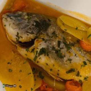 Tra le portate di @ristorante_sardegna_85 potete trovate 𝒍’𝑶𝒓𝒂𝒕𝒂 𝒄𝒐𝒏 𝑷𝒂𝒕𝒂𝒕𝒆, 𝑷𝒐𝒎𝒐𝒅𝒐𝒓𝒐 𝒆 𝒁𝒂𝒇𝒇𝒆𝒓𝒂𝒏𝒐🐟🍅🥔

Un secondo di pesce diverso dal solito e dal sapore delicato😋

La consigliamo insieme ad un buon calice di vino bianco✨

Venite a trovarci❣️

Sardegna 85 e il suo staff vi aspettano in

📍Via Sardegna 85, Cagliari
📆Aperto tutti i giorni da lunedì alla domenica 
dalle 12:00 alle 15:00 e 
dalle 19:00 alle 23:00
🚫Chiuso il mercoledì 

☎️Per info e prenotazioni 070 657902
📲Prenotazioni WhatsApp 24h 327 5538179 
🌐https://ristorantesardegna85.it

#Sardegna85 #Cagliari #CucinaSarda #SaporiAutentici #TradizioneSarda #FoodLovers #GustoSardo #Instafood #Food #FoodExperience #CulturaSarda #Ristorante #RistorantiCagliari #Sardegna #LoveIt #PortoCagliari #Centro #secondi #secondidimare #oratapatatepomodoroezafferano #vinobianco