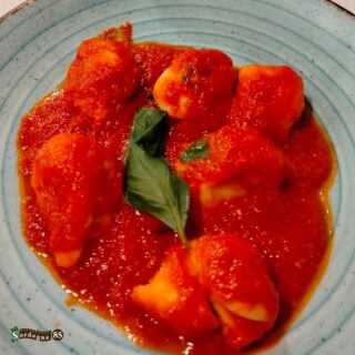 @ristorante_sardegna_85 ℎ𝑎 𝑙𝑎 𝑆𝑎𝑟𝑑𝑒𝑔𝑛𝑎 𝑛𝑒𝑙 𝑐𝑢𝑜𝑟𝑒❣️

Tra le nostre specialità, oggi vi consigliamo i 𝐂𝐮𝐥𝐮𝐫𝐠𝐢𝐨𝐧𝐞𝐬 𝐚𝐥 𝐏𝐨𝐦𝐨𝐝𝐨𝐫𝐨✨
Un primo piatto tradizionale della Sardegna dalla forma particolare e il sapore unico🥰

Concedete una coccola al vostro palato, venite a trovarci😊

Sardegna 85 e il suo staff vi aspettano in 

📍Via Sardegna 85, Cagliari
📆Aperto tutti i giorni da lunedì alla domenica 
dalle 12:00 alle 15:00 e 
dalle 19:00 alle 23:00
🚫Chiuso il mercoledì 

☎️Per info e prenotazioni 070 657902
📲Prenotazioni WhatsApp 24h +39 327 5538179
🌐https://ristorantesardegna85.it

#Sardegna85 #Cagliari #CucinaSarda #SaporiAutentici #TradizioneSarda #FoodLovers #GustoSardo #Instafood #Food #FoodExperience #CulturaSarda #Ristorante #RistorantiCagliari #Sardegna #LoveIt #PortoCagliari #Centro #primipiatti #primisardi #culurgionesalpomodoro