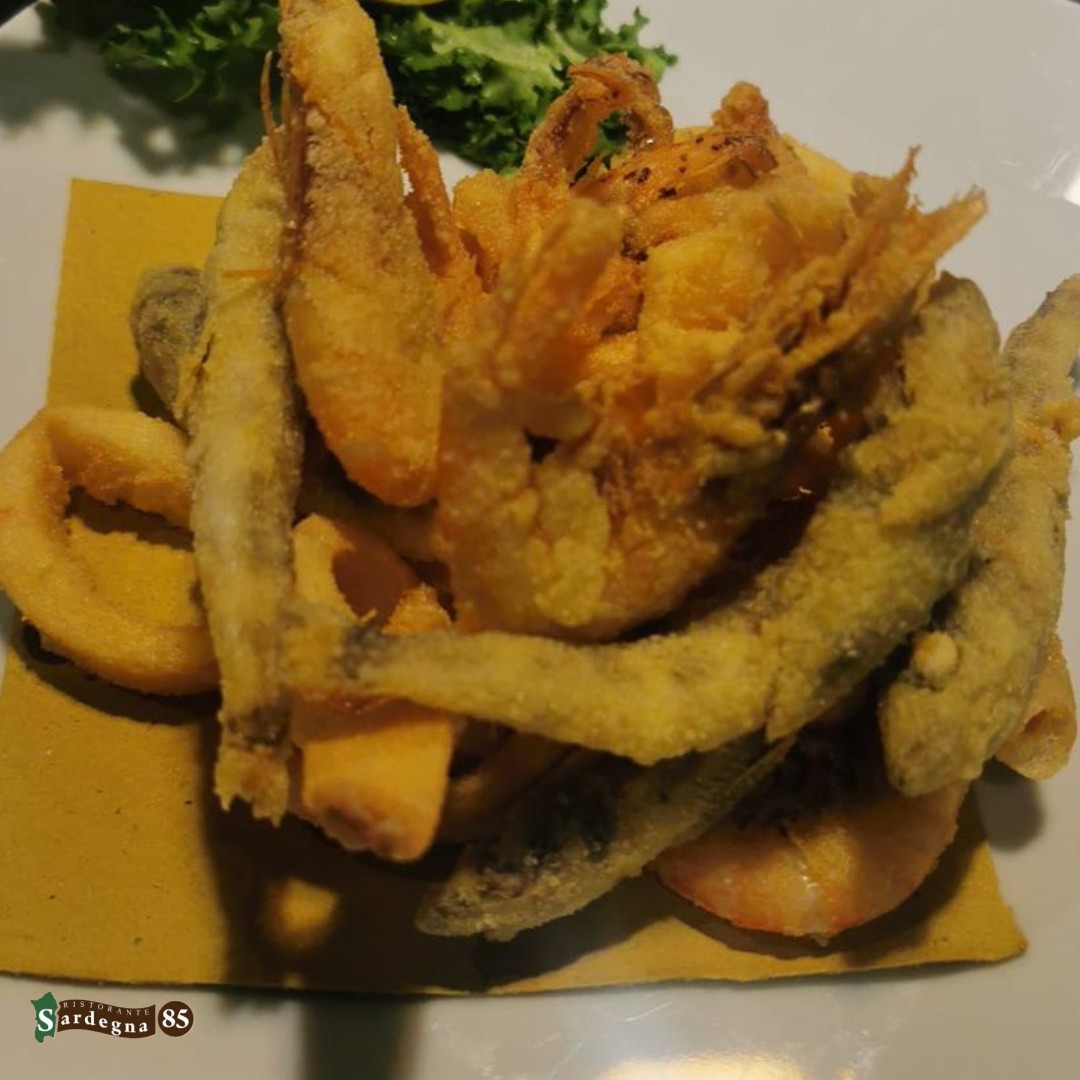 Da @ristorante_sardegna_85 c’è una specialità a cui è impossibile resistere😜

Stiamo parlando del nostro 𝑭𝒓𝒊𝒕𝒕𝒐 𝒎𝒊𝒔𝒕𝒐: ricco, croccante e saporito🍤

Se ami le fritture di mare devi provarla al più presto!😋

Sardegna 85 e il suo staff vi aspettano in

📍Via Sardegna 85, Cagliari
📆Aperto tutti i giorni da lunedì alla domenica 
dalle 12:00 alle 15:00 e 
dalle 19:00 alle 23:00
🚫Chiuso il mercoledì 

☎️Per info e prenotazioni 070 657902
📲Prenotazioni WhatsApp 24h: +39 3275538179
🌐https://ristorantesardegna85.it

#Sardegna85 #Cagliari #CucinaSarda #SaporiAutentici #TradizioneSarda #FoodLovers #GustoSardo #Instafood #Food #FoodExperience #CulturaSarda #Ristorante #RistorantiCagliari #Sardegna #LoveIt #PortoCagliari #Centro #secondi #secondidipesce #fritturamista