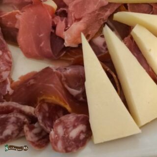 Prosciutto, salsiccia e formaggio…tutti in un unico piatto😍

@ristorante_sardegna_85 vi propone 𝒍’𝑨𝒏𝒕𝒊𝒑𝒂𝒔𝒕𝒐 𝒅𝒊 𝒕𝒆𝒓𝒓𝒂😋

Ottimo insieme ad uno dei primi o secondi del nostro menù✨

Venite a trovarci❣️

Sardegna 85 e il suo staff vi aspettano in

📍Via Sardegna 85, Cagliari
📆Aperto tutti i giorni da lunedì alla domenica 
dalle 12:00 alle 15:00 e 
dalle 19:00 alle 23:00
🚫Chiuso il mercoledì 

☎️Per info e prenotazioni 070 657902
📲Prenotazioni WhatsApp 24h: +39 3275538179
🌐https://ristorantesardegna85.it

#Sardegna85 #Cagliari #CucinaSarda #SaporiAutentici #TradizioneSarda #FoodLovers #GustoSardo #Instafood #Food #FoodExperience #CulturaSarda #Ristorante #RistorantiCagliari #Sardegna #LoveIt #PortoCagliari #Centro #antipasto #antipastoditerra
