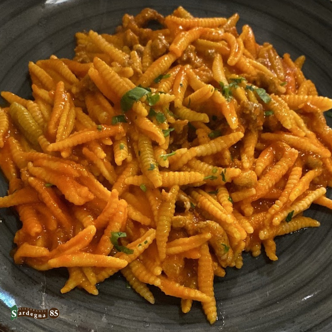 @ristorante_sardegna_85 ha la Sardegna nel cuore e…nei suoi piatti😍🍴

Nel nostro ristorante potrete gustare i tradizionali 𝑴𝒂𝒍𝒍𝒐𝒓𝒆𝒅𝒅𝒖𝒔 𝒂𝒍𝒍𝒂 𝑪𝒂𝒎𝒑𝒊𝒅𝒂𝒏𝒆𝒔𝒆🍝
Un classico intramontabile che conquista proprio tutti, dai più grandi ai più piccini🫶🏼

Venite a trovarci per provare le bontà della nostra Isola😊

Sardegna 85 e il suo staff vi aspettano in

📍Via Sardegna 85, Cagliari
📆Aperto tutti i giorni da lunedì alla domenica 
dalle 12:00 alle 15:00 e 
dalle 19:00 alle 23:00
🚫Chiuso il mercoledì 

☎️Per info e prenotazioni 070 657902
📲Prenotazioni WhatsApp 24h: +39 3275538179
🌐https://ristorantesardegna85.it

#Sardegna85 #Cagliari #CucinaSarda #SaporiAutentici #TradizioneSarda #FoodLovers #GustoSardo #Instafood #Food #FoodExperience #CulturaSarda #Ristorante #RistorantiCagliari #Sardegna #LoveIt #PortoCagliari #Centro #primipiatti #primisardi #malloreddusallacampidanese