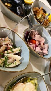 Un viaggio tra i sapori, direttamente nel cuore di Cagliari✨

Dagli antipasti fino ai dolci, ogni piatto è curato nei dettagli per far vivere la migliore esperienza ai nostri clienti🥰

Venite a trovarci per una serata indimenticabile❣️

@ristorante_sardegna_85 e il suo staff vi aspettano in

📍Via Sardegna 85, Cagliari
📆Aperto tutti i giorni da lunedì alla domenica 
dalle 12:00 alle 15:00 e 
dalle 19:00 alle 23:00
🚫Chiuso il mercoledì 

☎️Per info e prenotazioni 070 657902
📲Prenotazioni WhatsApp 24h: +39 3275538179
🌐https://ristorantesardegna85.it

#Sardegna85 #Cagliari #CucinaSarda #SaporiAutentici #TradizioneSarda #FoodLovers #GustoSardo #Instafood #Food #FoodExperience #CulturaSarda #Ristorante #RistorantiCagliari #Sardegna #LoveIt #PortoCagliari #Centro #fregolaallevongole #antipastomistodimare #tagliatarucolaegrana #antipastomistoditerra #semifreddoalpistacchio