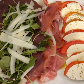 Il modo migliore per iniziare❓ Una combinazione di sapori😍

L’ 𝑨𝒏𝒕𝒊𝒑𝒂𝒔𝒕𝒐 𝒎𝒊𝒔𝒕𝒐 di @ristorante_sardegna_85 racchiude i grandi classici : bresaola con rucola e grana, prosciutto crudo e caprese😋

Cosa aspettate? Venite subito a provarlo🥰

Sardegna 85 e il suo staff vi aspettano in

📍Via Sardegna 85, Cagliari
📆Aperto tutti i giorni da lunedì alla domenica 
dalle 12:00 alle 15:00 e 
dalle 19:00 alle 23:00
🚫Chiuso il mercoledì 

☎️Per info e prenotazioni 070 657902
📲Prenotazioni WhatsApp 24h: +39 3275538179
🌐https://ristorantesardegna85.it

#Sardegna85 #Cagliari #CucinaSarda #SaporiAutentici #TradizioneSarda #FoodLovers #GustoSardo #Instafood #Food #FoodExperience #CulturaSarda #Ristorante #RistorantiCagliari #Sardegna #LoveIt #PortoCagliari #Centro #Antipasti #antipastomisto