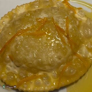 Croccante fuori, filante dentro, dolcissima sopra😍🍯

La nostra 𝑺𝒆𝒃𝒂𝒅𝒂𝒔 è il finale perfetto per ogni vostro pasto da@ristorante_sardegna_85✨

Venite a trovarci al più presto❣️

Sardegna 85 e il suo staff vi aspettano in

📍Via Sardegna 85, Cagliari
📆Aperto tutti i giorni da lunedì alla domenica 
dalle 12:00 alle 15:00 e 
dalle 19:00 alle 23:00
🚫Chiuso il mercoledì 

☎️Per info e prenotazioni 070 657902
📲Prenotazioni WhatsApp 24h: +39 3275538179
🌐https://ristorantesardegna85.it

#Sardegna85 #Cagliari #CucinaSarda #SaporiAutentici #TradizioneSarda #FoodLovers #GustoSardo #Instafood #Food #FoodExperience #CulturaSarda #Ristorante #RistorantiCagliari #Sardegna #LoveIt #PortoCagliari #Centro #dolci #dolcitradizionali #dolcisardi #Sebadas