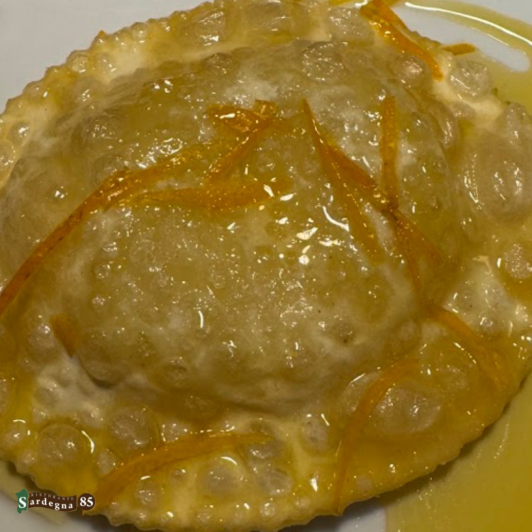 Croccante fuori, filante dentro, dolcissima sopra😍🍯

La nostra 𝑺𝒆𝒃𝒂𝒅𝒂𝒔 è il finale perfetto per ogni vostro pasto da@ristorante_sardegna_85✨

Venite a trovarci al più presto❣️

Sardegna 85 e il suo staff vi aspettano in

📍Via Sardegna 85, Cagliari
📆Aperto tutti i giorni da lunedì alla domenica 
dalle 12:00 alle 15:00 e 
dalle 19:00 alle 23:00
🚫Chiuso il mercoledì 

☎️Per info e prenotazioni 070 657902
📲Prenotazioni WhatsApp 24h: +39 3275538179
🌐https://ristorantesardegna85.it

#Sardegna85 #Cagliari #CucinaSarda #SaporiAutentici #TradizioneSarda #FoodLovers #GustoSardo #Instafood #Food #FoodExperience #CulturaSarda #Ristorante #RistorantiCagliari #Sardegna #LoveIt #PortoCagliari #Centro #dolci #dolcitradizionali #dolcisardi #Sebadas