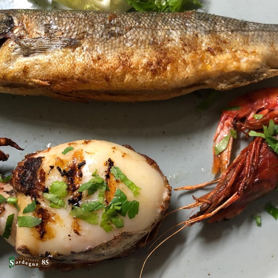 Impossibile scegliere un solo piatto di pesce❓Ci pensiamo noi😊

Per il vostro secondo da @ristorante_sardegna_85, non dovete rinunciare a nulla: orata o spigola, seppia e gamberone tutti nella nostra 𝑮𝒓𝒊𝒈𝒍𝒊𝒂𝒕𝒂 𝑴𝒊𝒔𝒕𝒂 𝒅𝒊 𝑷𝒆𝒔𝒄𝒆🐟

Prenotate il vostro tavolo e venite a provarla❣️

Sardegna 85 e il suo staff vi aspettano in

📍Via Sardegna 85, Cagliari
📆Aperto tutti i giorni da lunedì alla domenica 
dalle 12:00 alle 15:00 e 
dalle 19:00 alle 23:00
🚫Chiuso il mercoledì 

☎️Per info e prenotazioni 070 657902
📲Prenotazioni WhatsApp 24h: +39 3275538179
🌐https://ristorantesardegna85.it

#Sardegna85 #Cagliari #CucinaSarda #SaporiAutentici #TradizioneSarda #FoodLovers #GustoSardo #Instafood #Food #FoodExperience #CulturaSarda #Ristorante #RistorantiCagliari #Sardegna #LoveIt #PortoCagliari #Centro #Secondi #secondidimare #grigliatamistadimare